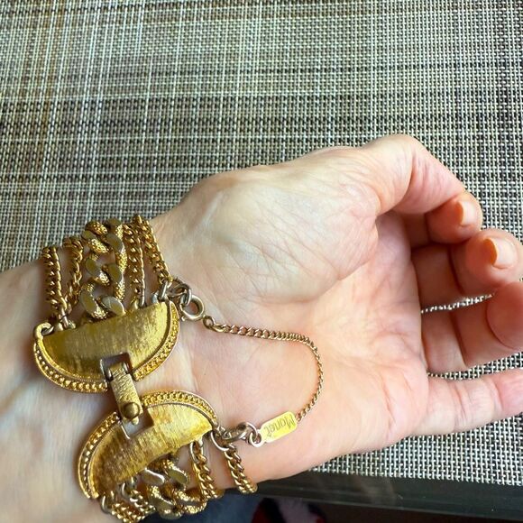 Monet Signed Vintage Chunky Chain Gold Tone Bracelet with safety chain. - Picture 4 of 8